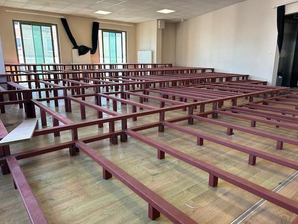 konferans salonu zemin yükseltme